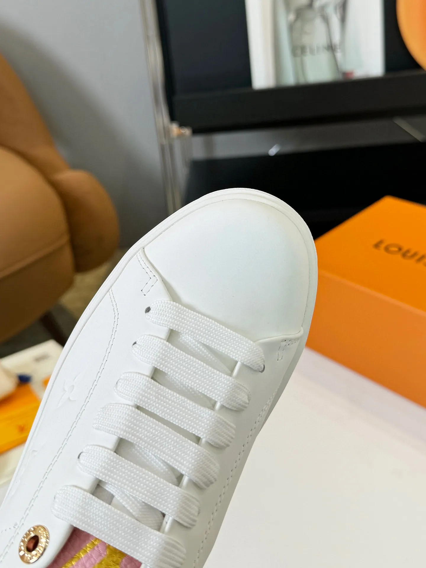 Men's Men's Shoes 💰💰660 Women's LV [Beverly Hills Sports Shoes Series] This Beverly Hills sports shoes are made of grained cow leather with Damier pattern, echoing the current season's leather goods series. The thick rubber outsole is lightweight, and an embossed Louis Vuitton logo adds a branding touch. Padded insole and technical fabric lining enhance comfort.  Detailed Features ♛ Embossed grained cowhide leather ♛ Ultra-lightweight rubber outsole ♛ Louis Vuitton logo on tongue and outsole ♛ Size: 35-40
